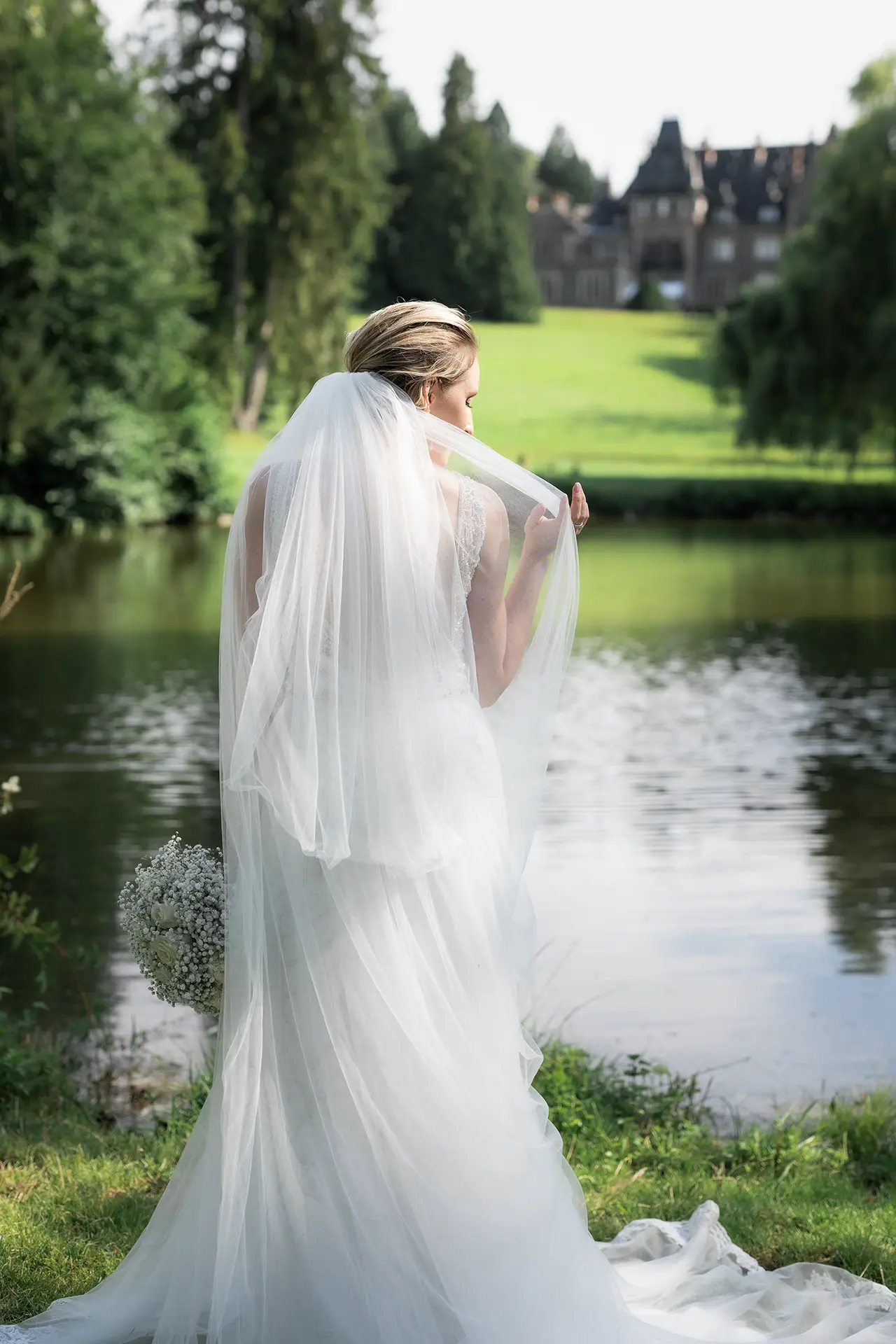 Schönes Brautkleid in weiß